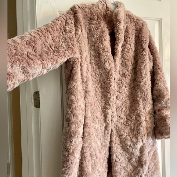 Cabi CONTESSA COAT  XL Pink Faux  Fur Coat  Limited Edition. EUC - Picture 7 of 13